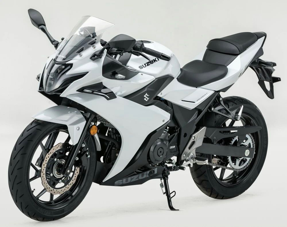 Suzuki GSX250R studio 3/4 view
