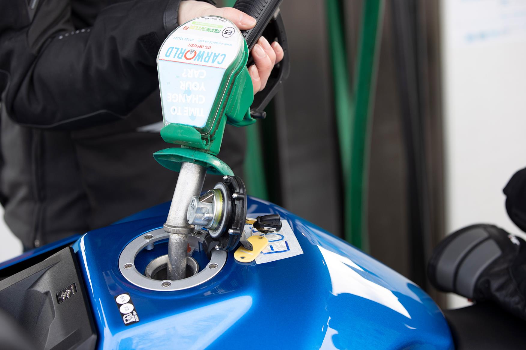 Παράταση 5p στο fuel duty, αλλά η βενζίνη μένει υπό πίεση