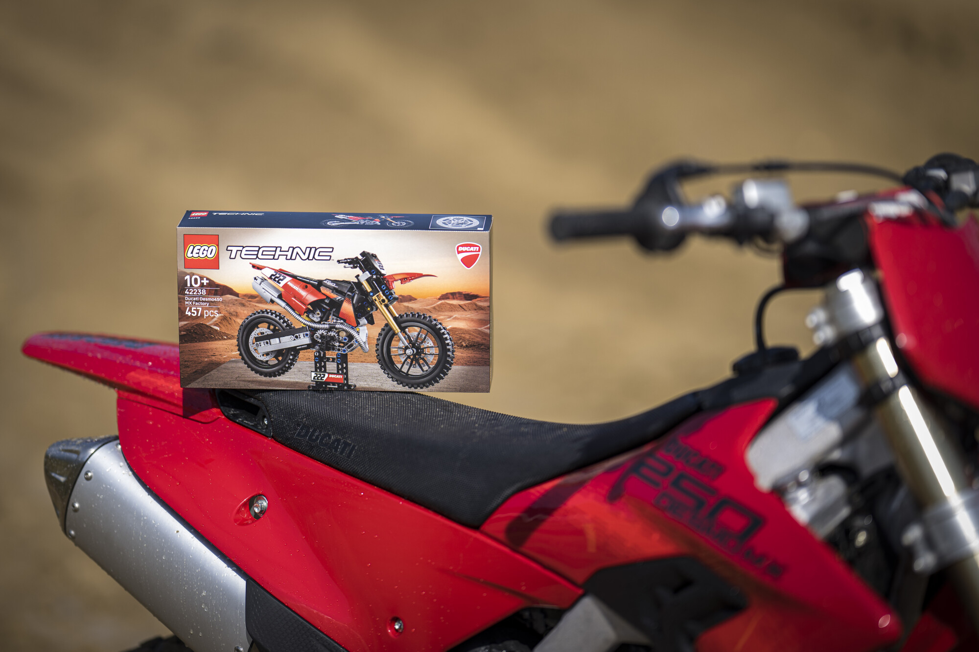 Η Ducati Desmo450 MX Factory γίνεται LEGO Technic με 457 κομμάτια