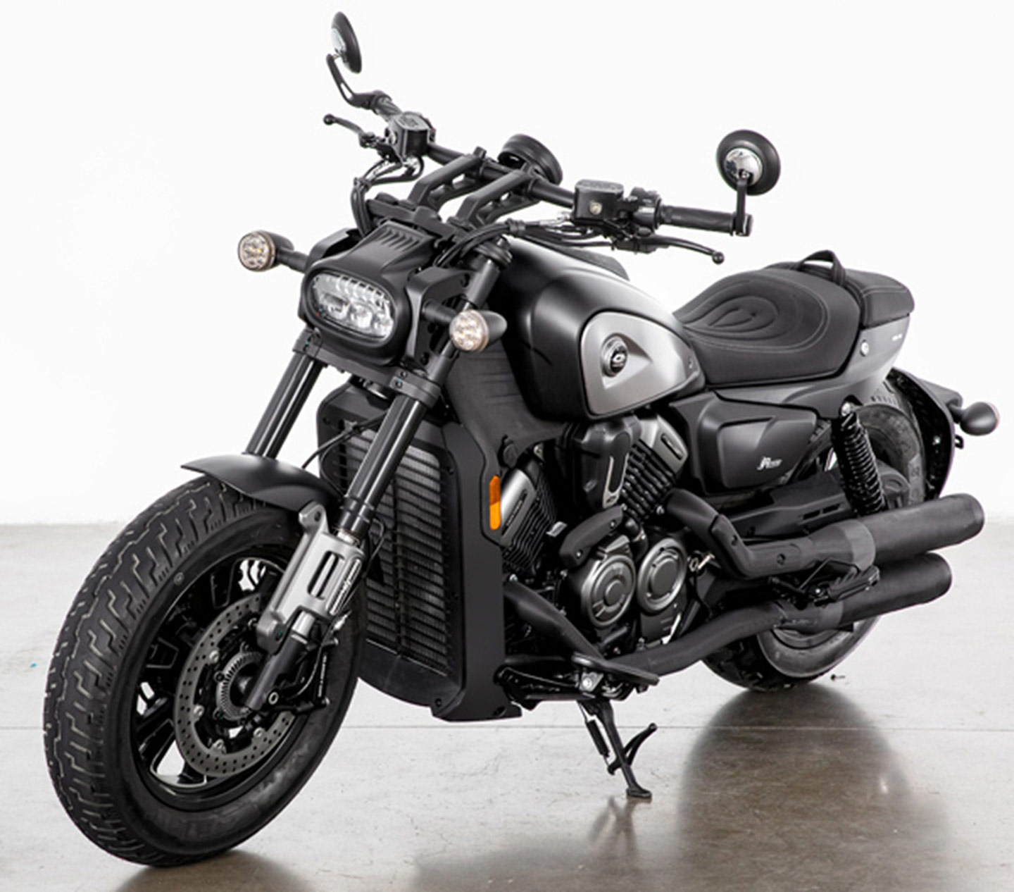 QJMotor SRV 600 V4 cruiser studio 3/4 view