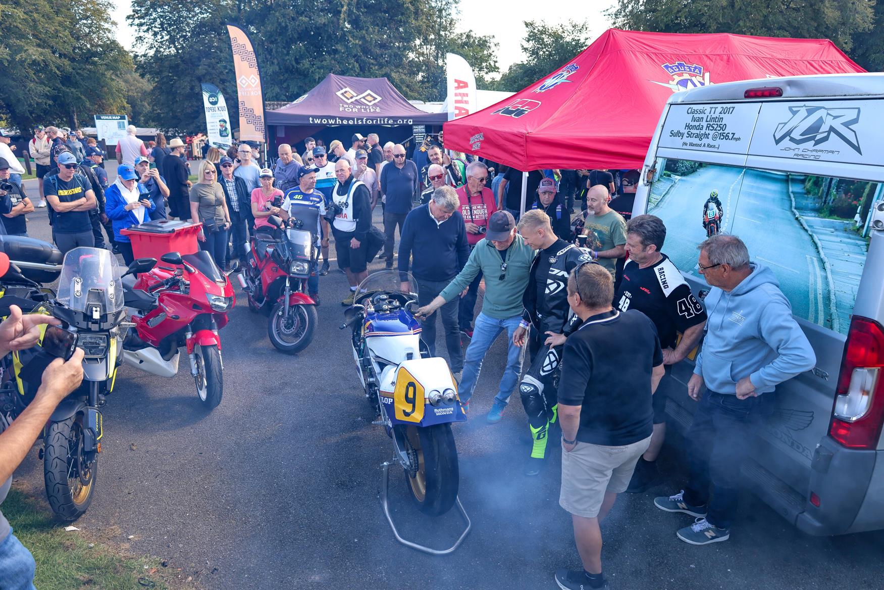 Cadwell Moto: ιστορικές μοτοσυκλέτες σε πλήρη δράση στην πίστα