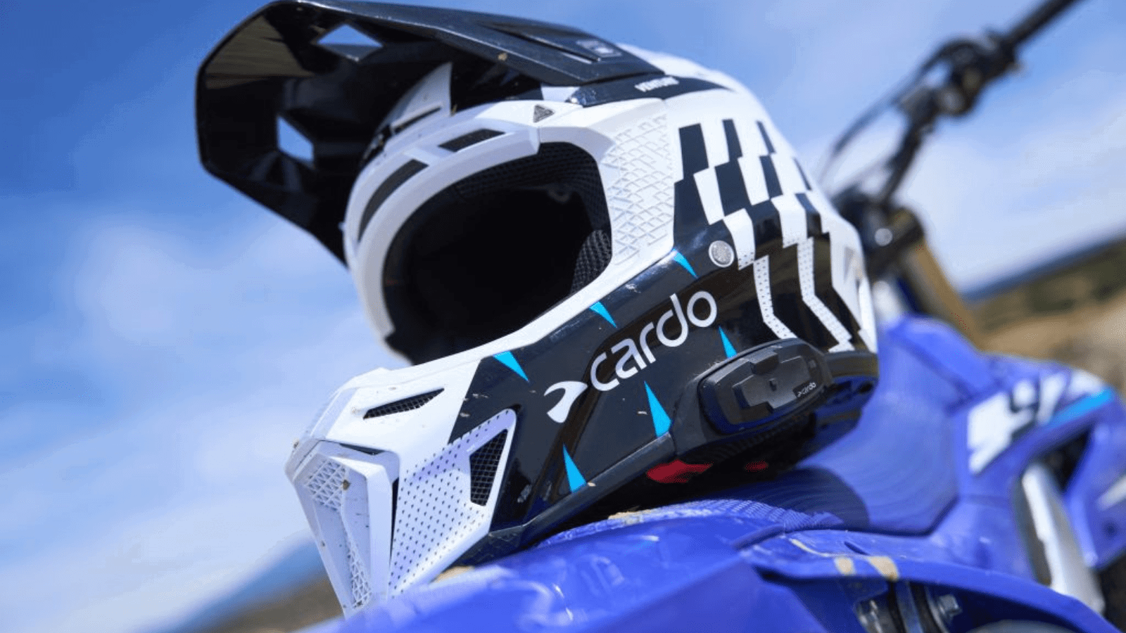 Cardo Venture puts integrated mesh inside an off-road helmet