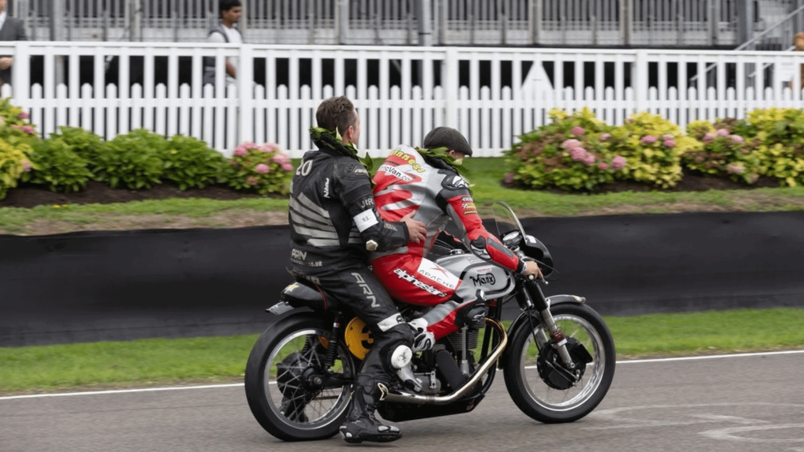 Ο McGuinness δεύτερος με Norton Manx στο Goodwood Revival