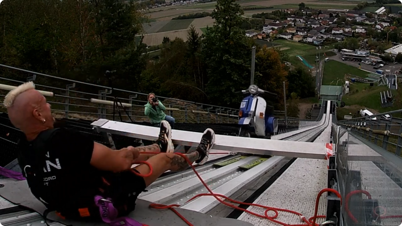 A 89kg Ski-Equipped Vespa Was Pulled Up a Ski Jump by Hand