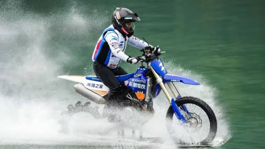 Η ZXMoto γράφει 40,74 χλμ. πάνω στο νερό με MX450