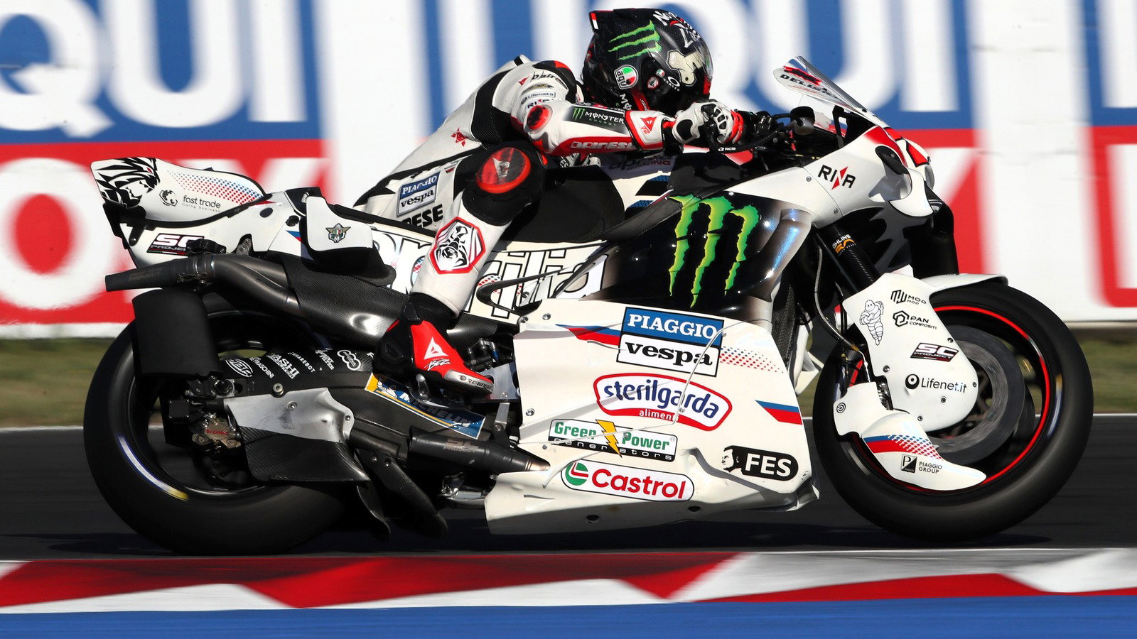 Ο Bezzecchi στην κορυφή του warm-up στο Misano με τη λευκή Aprilia